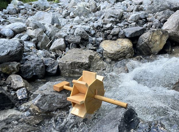 Baue dein eigenes Wasserrad aus Holz